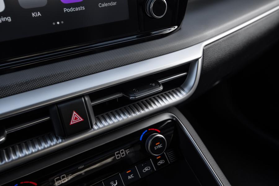 Детали интерьера Kia K5 GT-Line 2020 года  (NA) (фото 8 из 41)